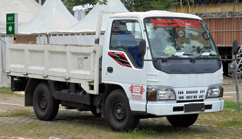 Dump truck vs tipper: which do you actually need?